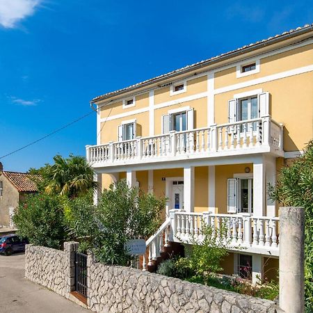 Beautiful Apartment In Omisalj With Kitchen Exterior foto