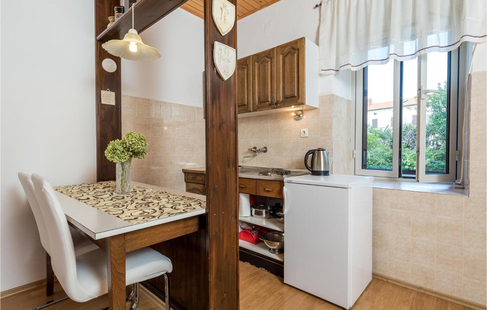 Beautiful Apartment In Omisalj With Kitchen Exterior foto