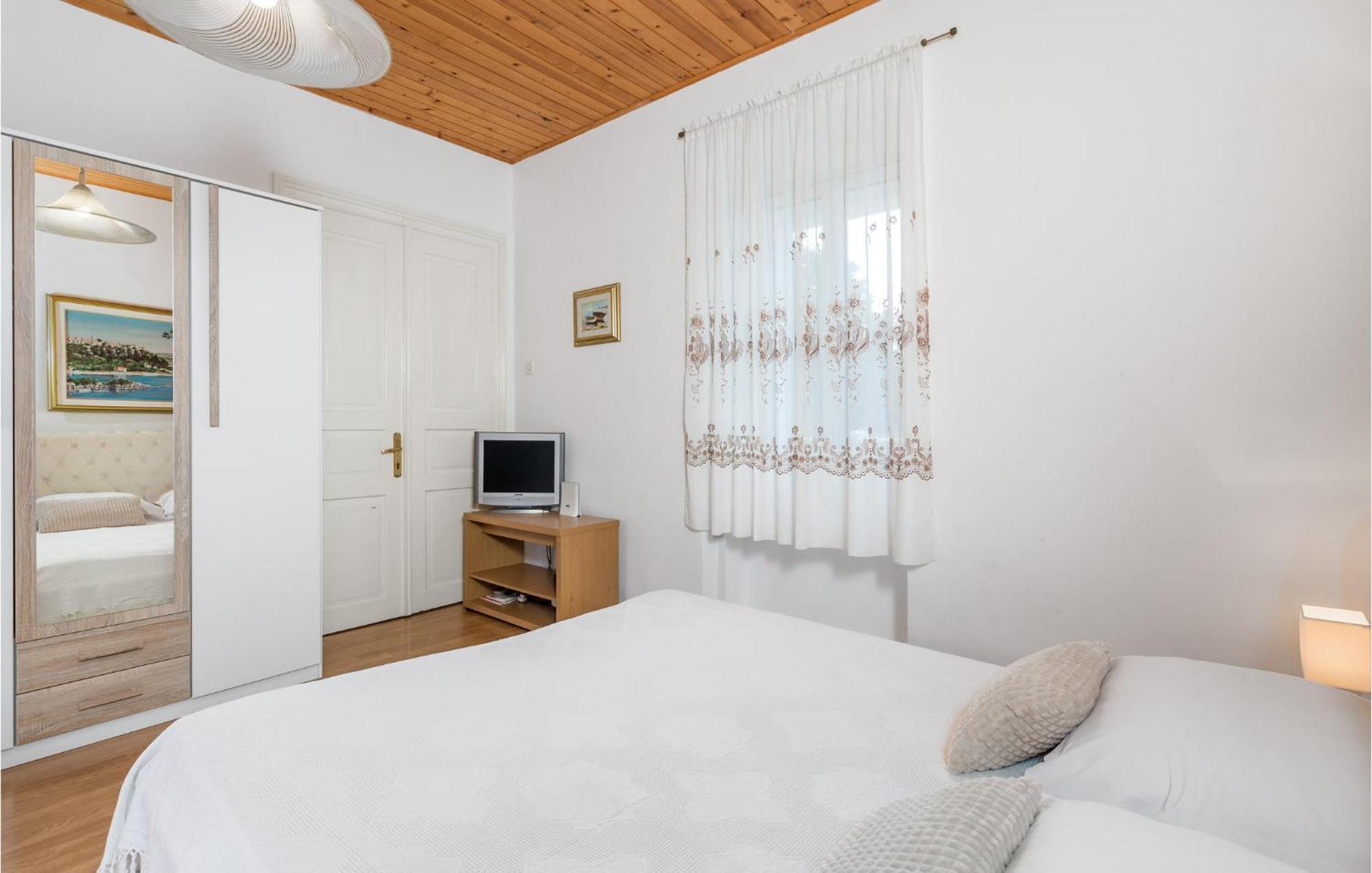 Beautiful Apartment In Omisalj With Kitchen Exterior foto